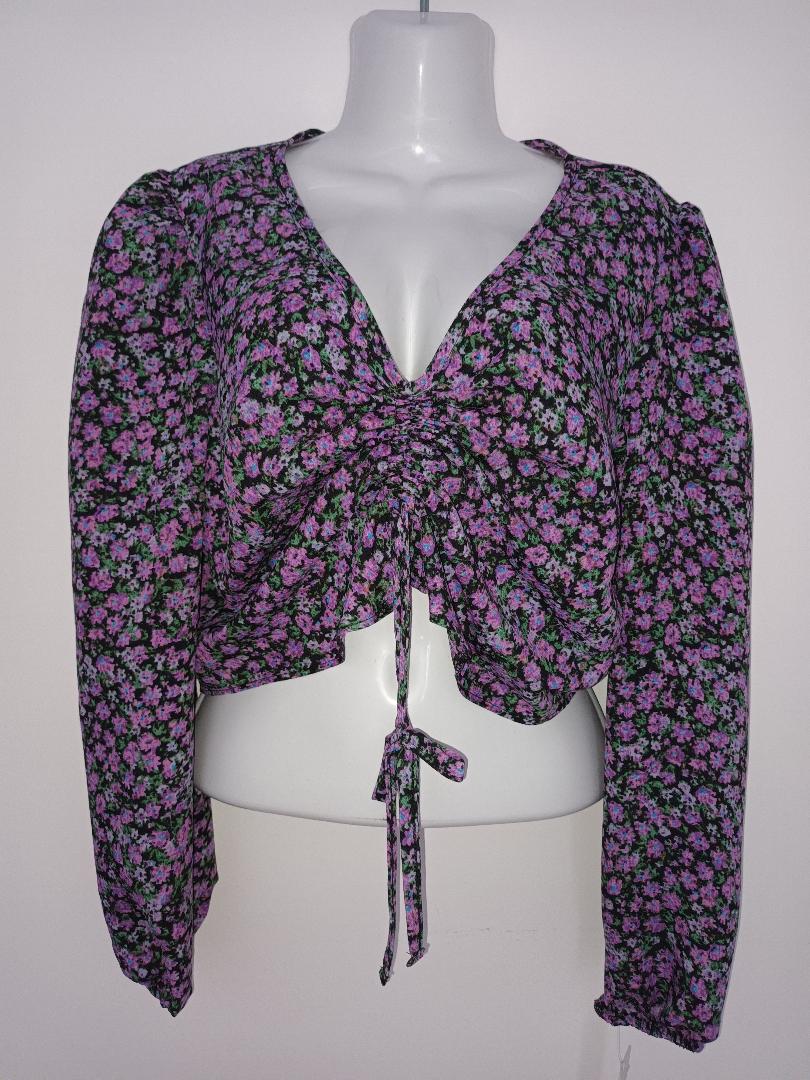 Blusa corta flores moradas manga larga