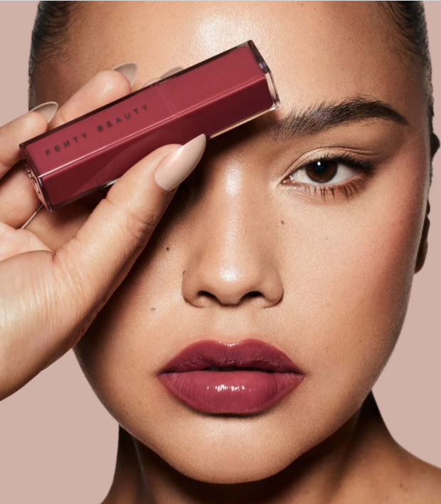 Lip Gloss Bomb Stix de Fenty Beauty Tono Riri 06